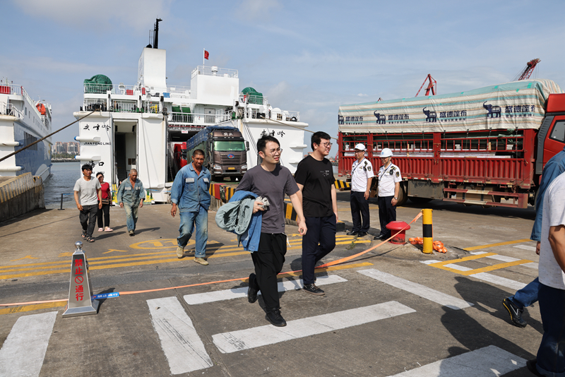 瓊州海峽復(fù)航后客滾船抵達港口。海南海事局供圖