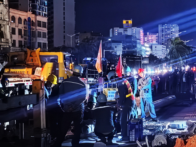 9月9日晚，南方電網(wǎng)廣東天河供電局援瓊搶修隊(duì)伍在海口市瓊山區(qū)高鐵東站周邊連夜開(kāi)展搶修復(fù)電作業(yè)。（容語(yǔ)霞 劉振北） 