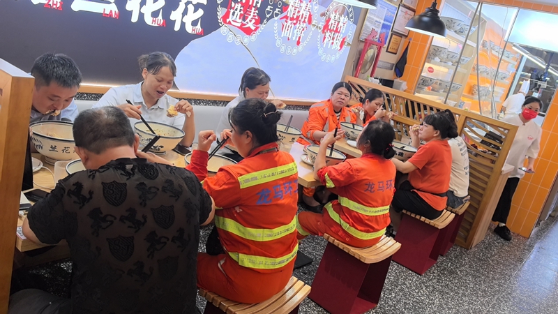 環(huán)衛(wèi)工人在店內(nèi)用餐。郝金雷攝