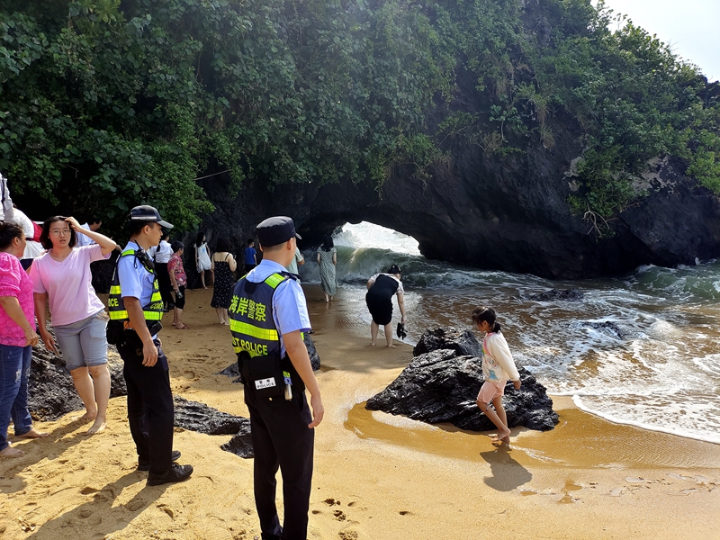 龍滾海岸派出所在萬(wàn)寧燕子洞景區(qū)巡邏。海南省海岸警察總隊(duì)供圖