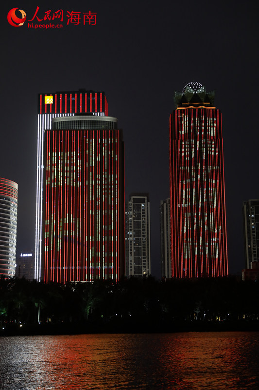 ?？跒I海大道亮起燈光秀慶祝環(huán)衛(wèi)工人節(jié)。 人民網(wǎng)記者 孟凡盛攝