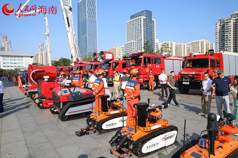 活動現(xiàn)場展示的各種車輛以及機器人。 人民網(wǎng)記者 孟凡盛攝