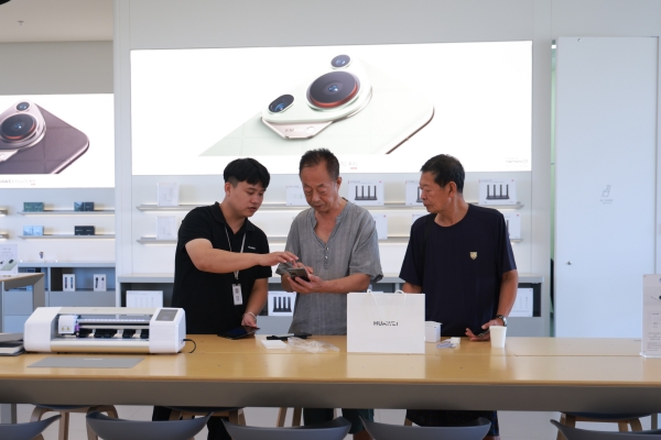 三亞夏日站商場(chǎng)恢復(fù)開放后，各類業(yè)態(tài)均迎來了消費(fèi)者。文博 攝