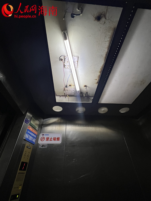 破損比較嚴(yán)重的麗花城A座電梯。人民網(wǎng)記者 李學(xué)山攝