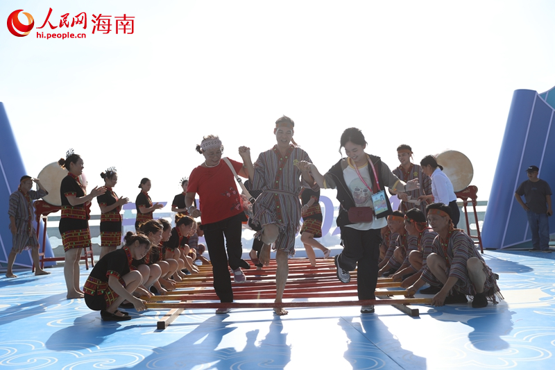 游客體驗竹竿舞。 人民網(wǎng)記者 孟凡盛攝