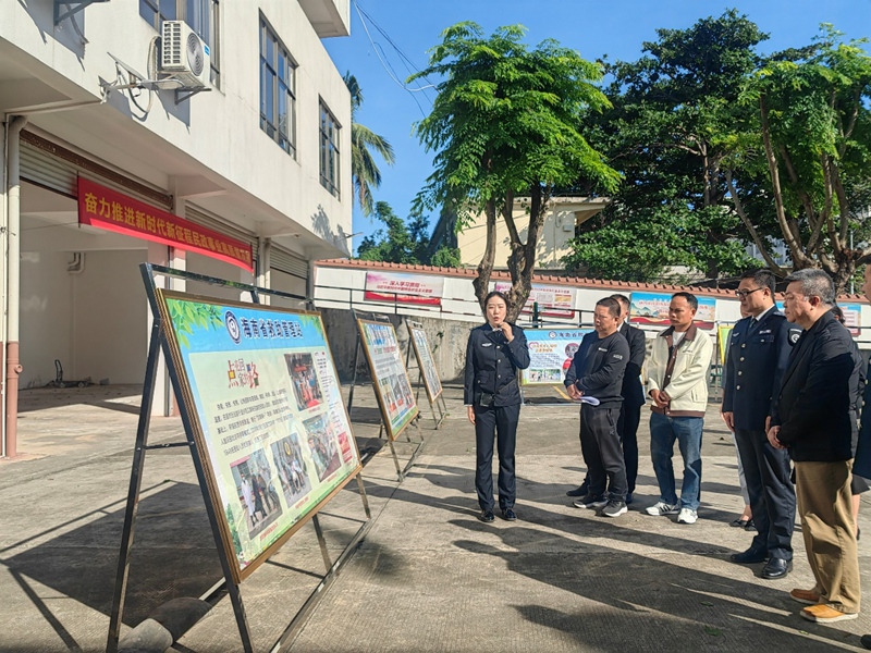 參加“走進(jìn)民政看民生”活動(dòng)人員走訪海南省救助站。徐永勝攝
