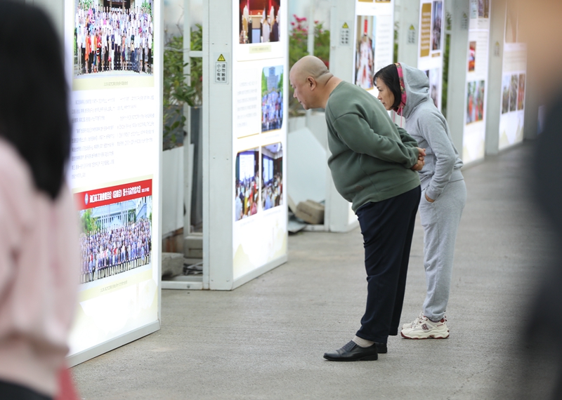 市民游客參觀圖片展。 主辦方供圖