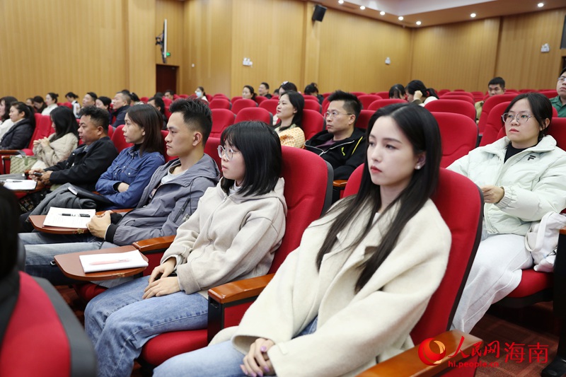 學(xué)員們?cè)谂嘤?xùn)現(xiàn)場(chǎng)認(rèn)真聽(tīng)講。人民網(wǎng)記者 符武平攝