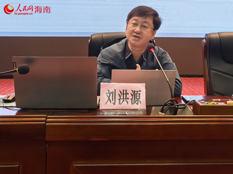 海南師范大學新聞傳播與影視學院教授、正高級編輯劉洪源為學員授課。瓊山區(qū)委宣傳部供圖