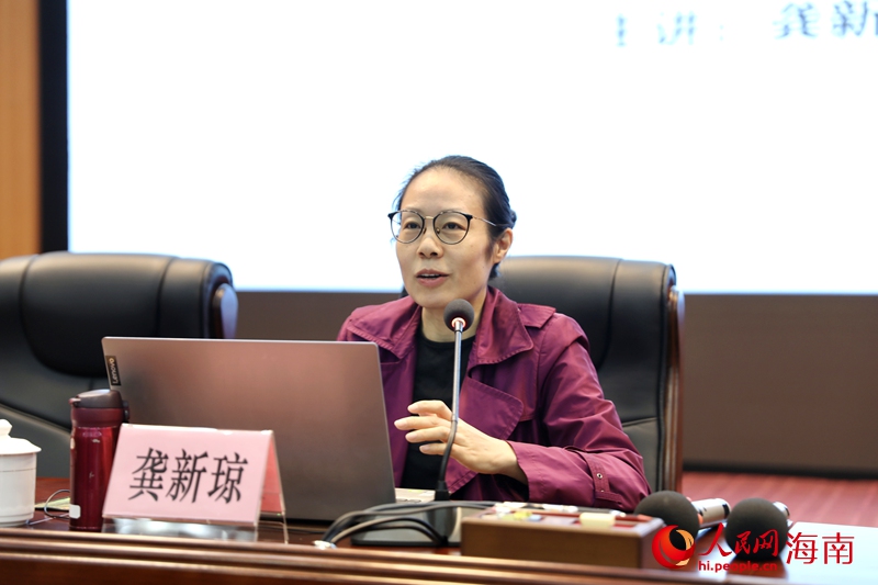 海南師范大學(xué)新聞傳播與影視學(xué)院教授，碩士研究生導(dǎo)師龔新瓊給學(xué)員們培訓(xùn)。人民網(wǎng)記者 符武平攝