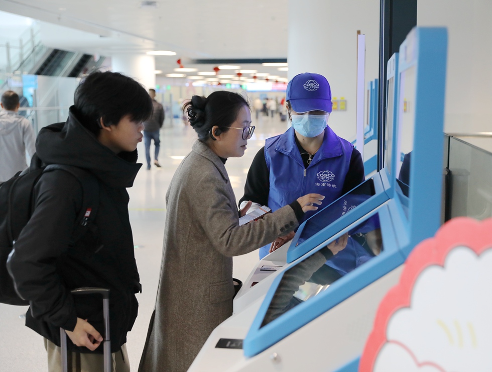 春運首日 海南鐵路志愿者讓返鄉(xiāng)旅途更溫暖