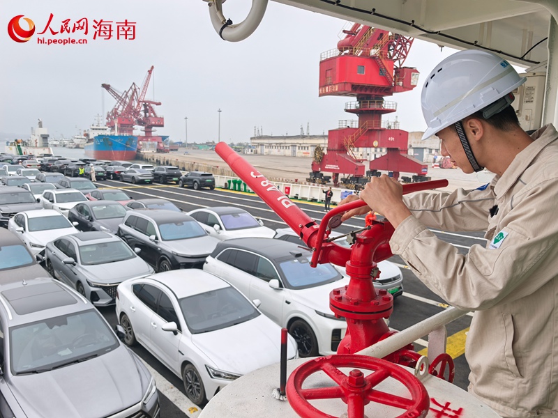 綠源二號(hào)船長(zhǎng)黃萬(wàn)里在檢查消防水炮。人民網(wǎng)記者 毛雷攝