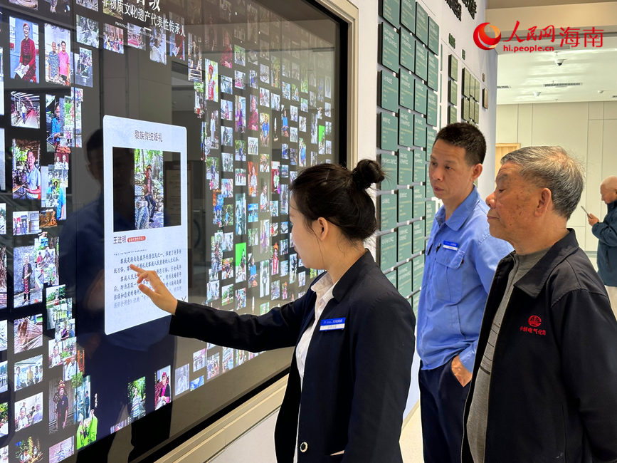 海南省文化館的工作人員向游客展示海南省省級(jí)非物質(zhì)文化遺產(chǎn)代表性項(xiàng)目的相關(guān)內(nèi)容。人民網(wǎng) 劉楊攝