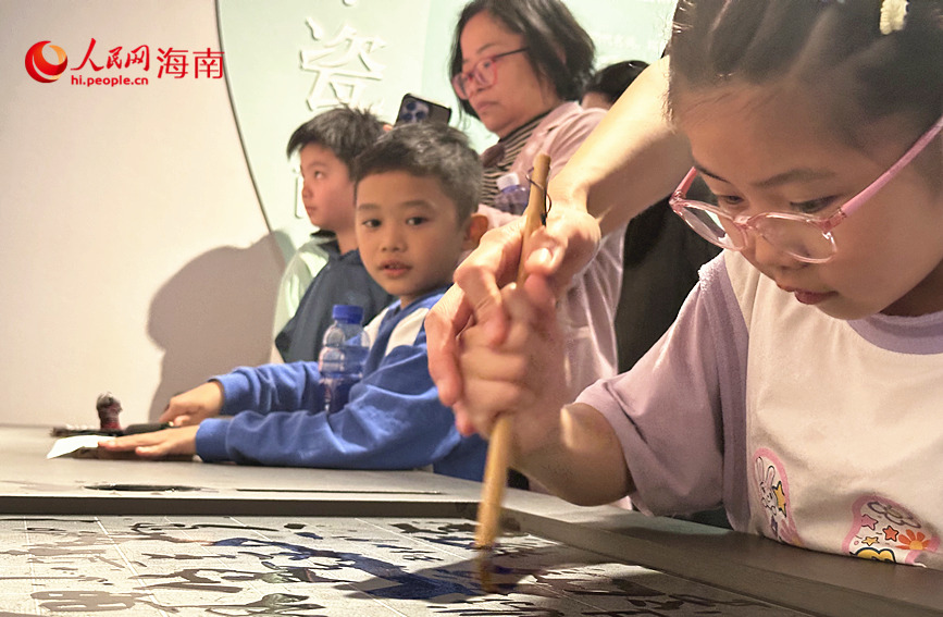 在“文明載體——古代造紙印刷”單元，雕版印刷互動裝置吸引孩子們躍躍欲試。人民網(wǎng) 劉楊攝
