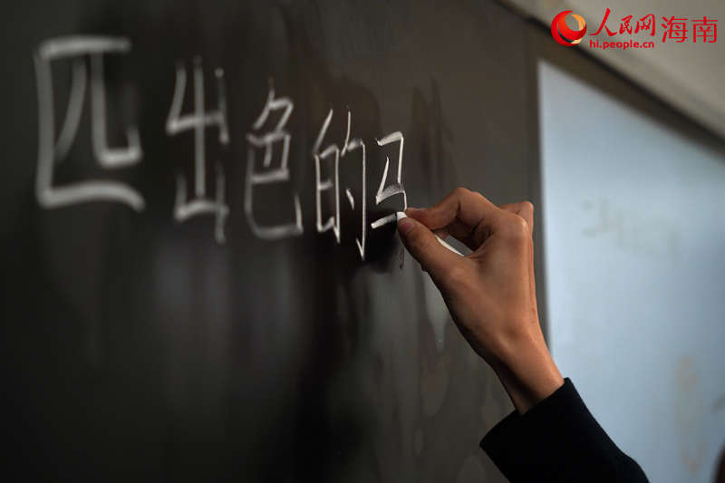 王芮在上課。 人民網(wǎng)記者 孟凡盛攝