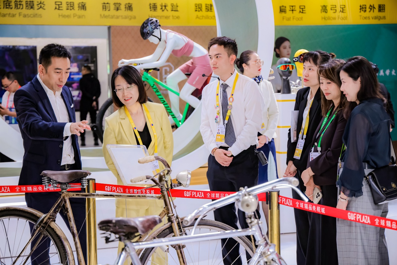 “鎮(zhèn)館之寶”自行車吸引了眾多觀展者的目光。?？孛舛惞﹫D