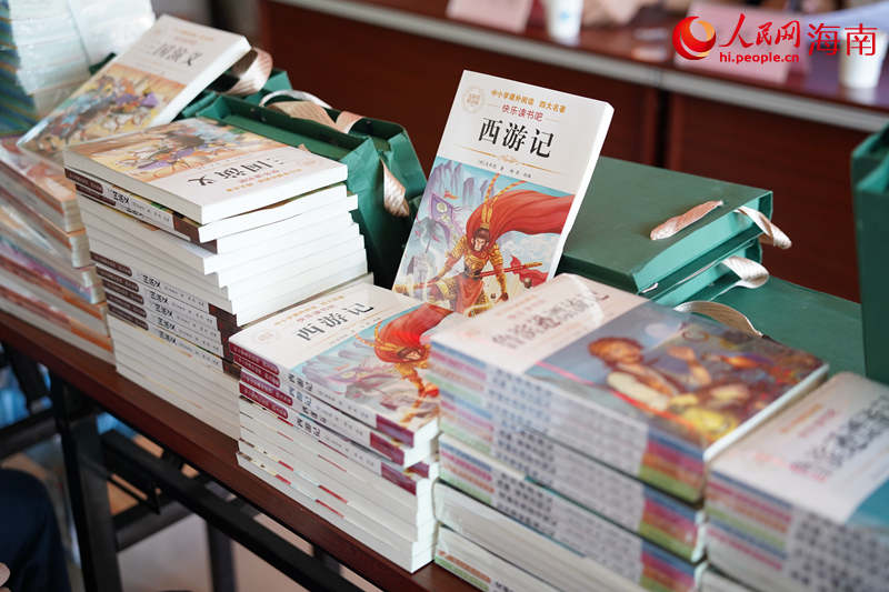 “愛心包裹”送到瓊中黎族苗族自治縣長征鎮(zhèn)深聯(lián)村。 人民網(wǎng)記者 孟凡盛攝.JPG