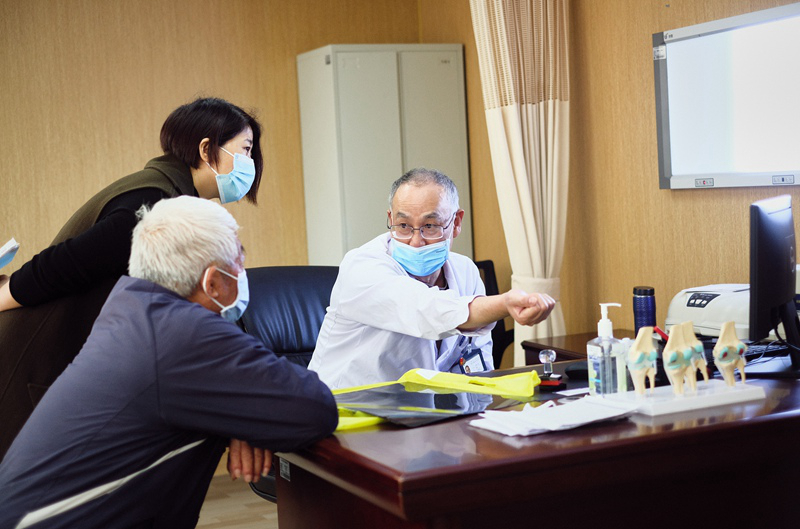 運動醫(yī)學(xué)專家皇甫小橋主任將先進的運動損傷階梯治療理念引入海南。（上海六院?？卺t(yī)院供圖）