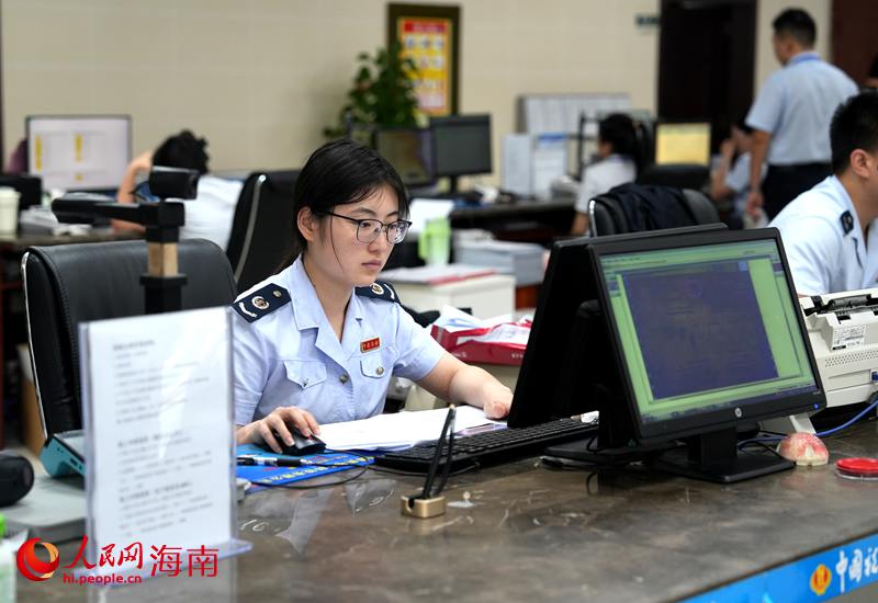 洋浦政務(wù)大廳稅務(wù)服務(wù)窗口。人民網(wǎng)記者 符武平攝