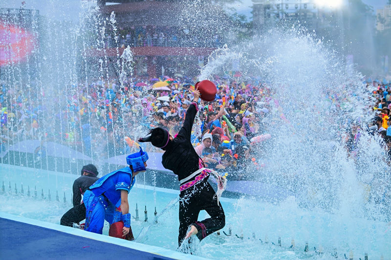市民游客互相潑灑寓意吉祥祝福的“圣水”。主辦方供圖